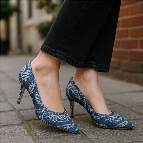 Nine West adorable white and blue design heels! Ntn - Picture 1 of 10